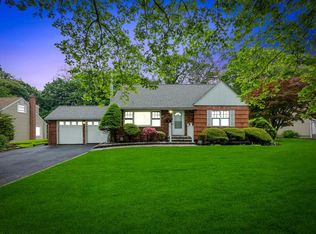 16 Corlett Pl, Huntington Station, NY 11746