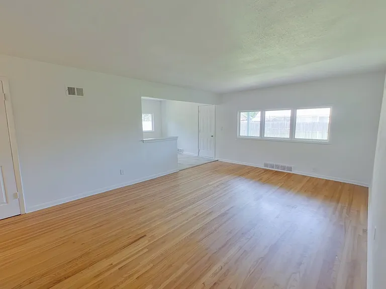 2520 N Perry Ave — Photo 4