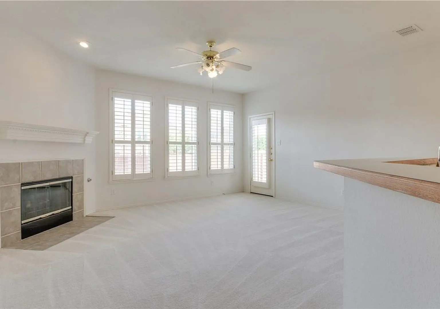 Welcome to the Desirable Villages of White Rock Creek with exemplary Frisco ISD. Open & bright 4 ... — Photo 4