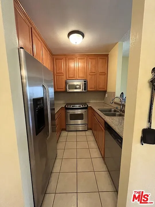 2 bed, 2.0 bath, 895 sqft, $4,500 — Photo 2