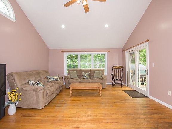 3rd image of 52 Hilltop Dr