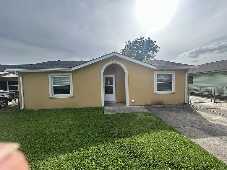 317 Mockingbird Ln — Photo 1