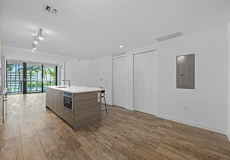 650 NE 32nd St #602 — Photo 7