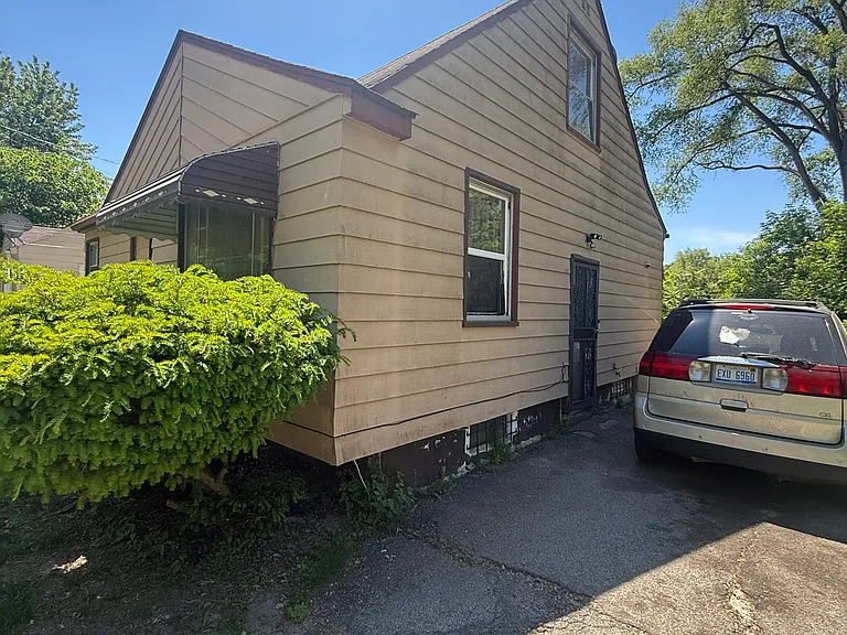 2625 Seneca St — Photo 4