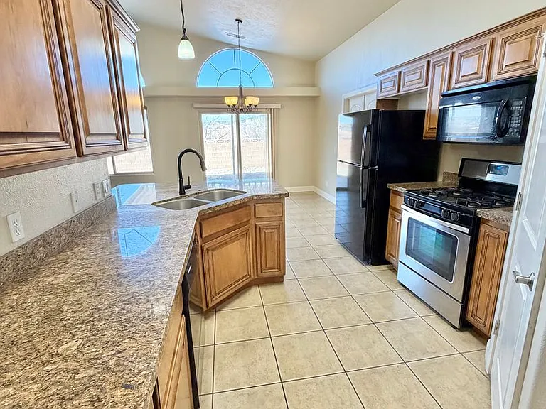 887 N Caddington Rd — Photo 17