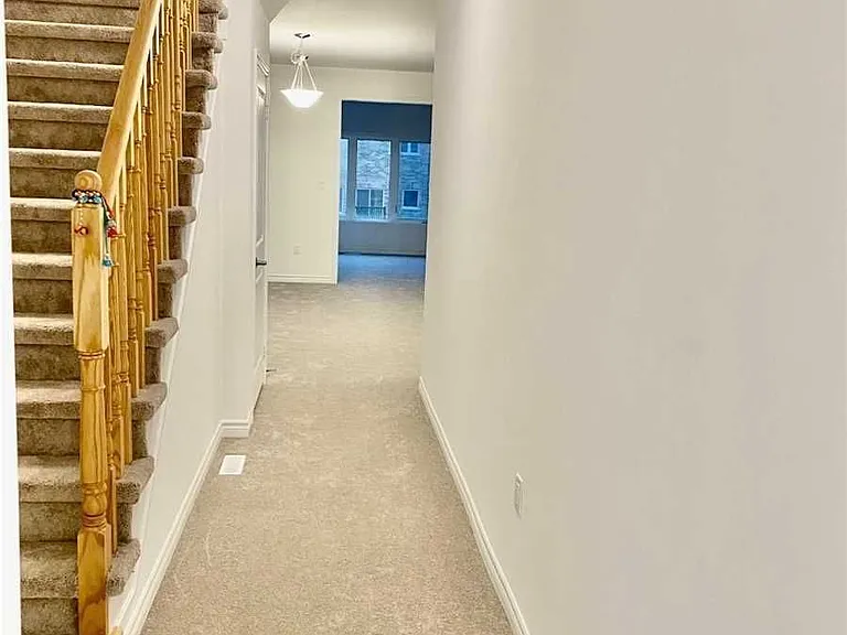 256 Ridley Cres — Photo 6