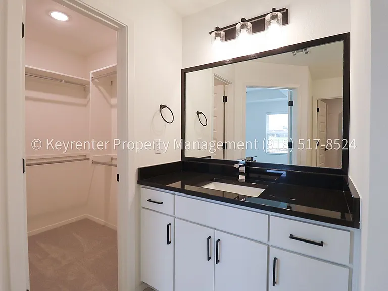 2908 S Redwood Ave — Photo 32