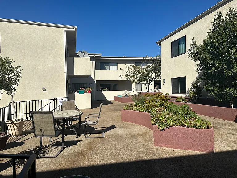 Encino Majestic — Photo 24