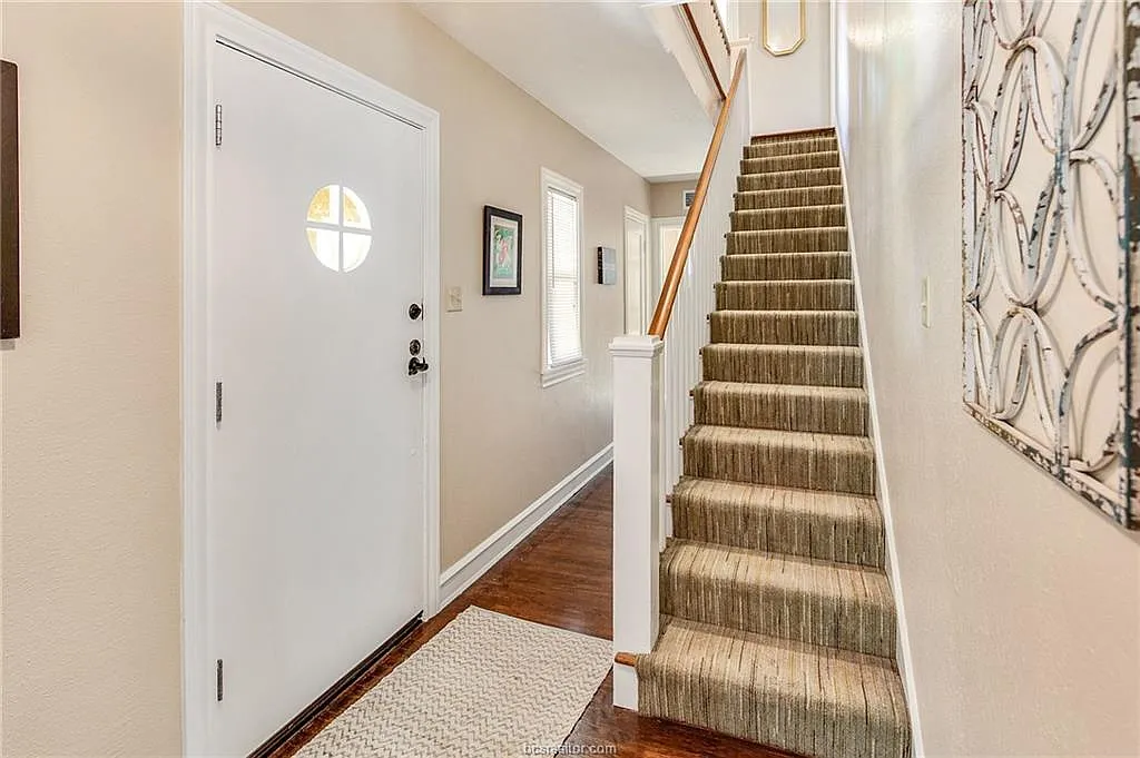 4 bed, 2500 sqft, $2,800 — Photo 2