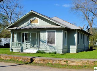 906 N Washington Ave, Cameron, TX 76520