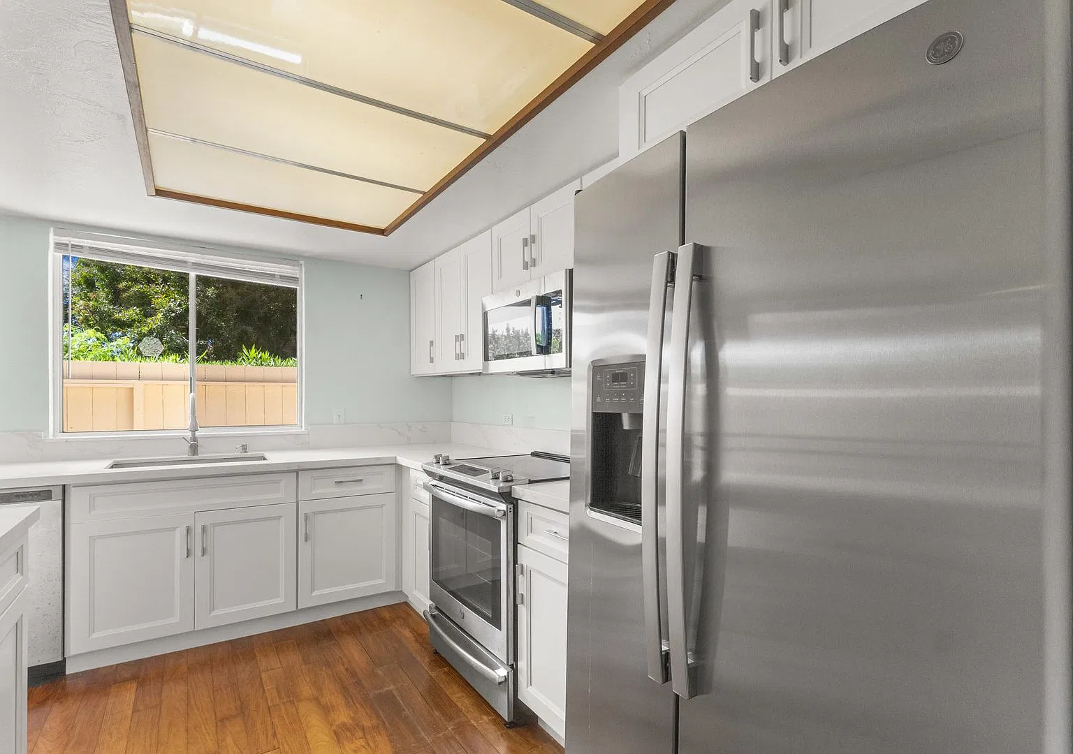 Hawaii Kai Living: 3BR/2.5BA Townhouse with Yard, Pool & 2 Parking Stalls — Photo 3