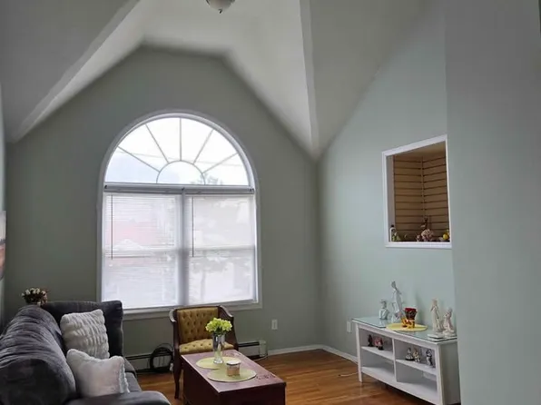 402 Pleasantview Ct #1, Copiague, NY 11726