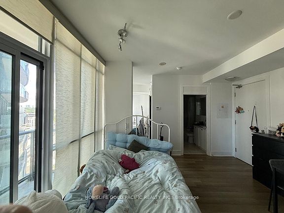 5th image of 32 Davenport Rd #1701