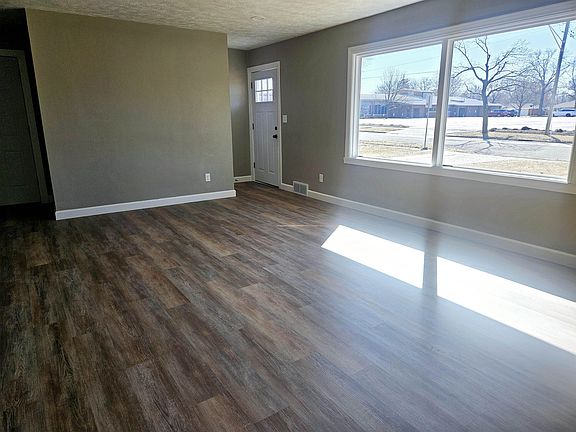 3rd image of 2403 Bell Ave