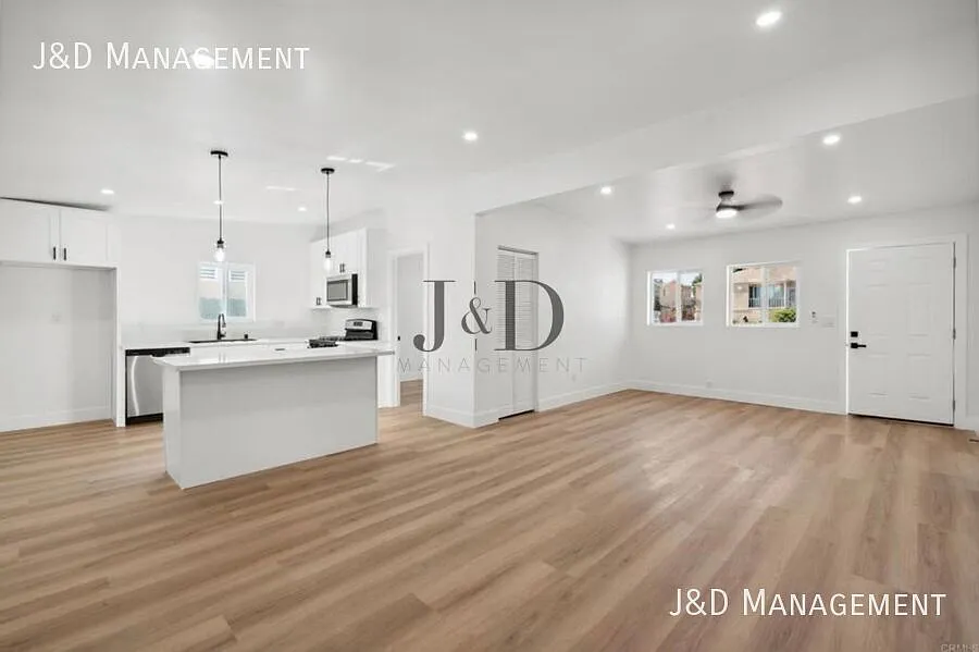 Spacious 5-bedroom home near SDSU Ideal for comfortable living! — Photo 3