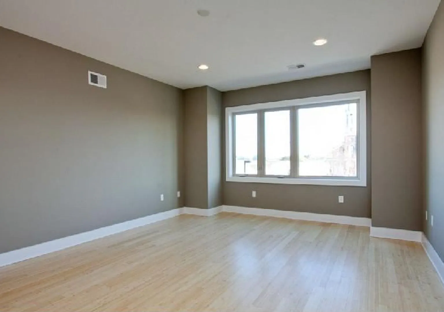 Queen Village Townhome with Parking — Photo 4