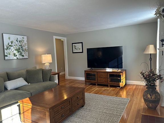 5th image of 61 Westernview Cir