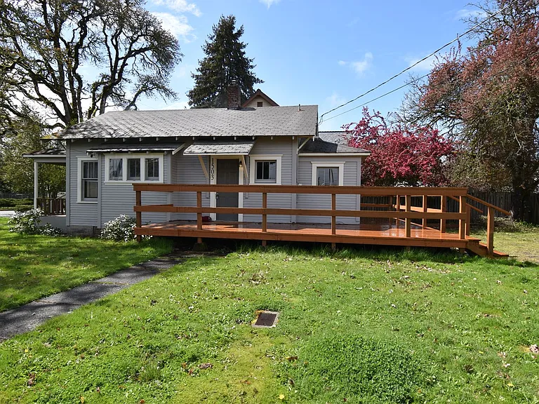 1503 Queen Ave SW — Photo 1