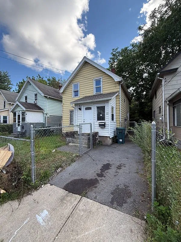 3 bed, 1.0 bath, 938 sqft, $1,700 — Photo 2