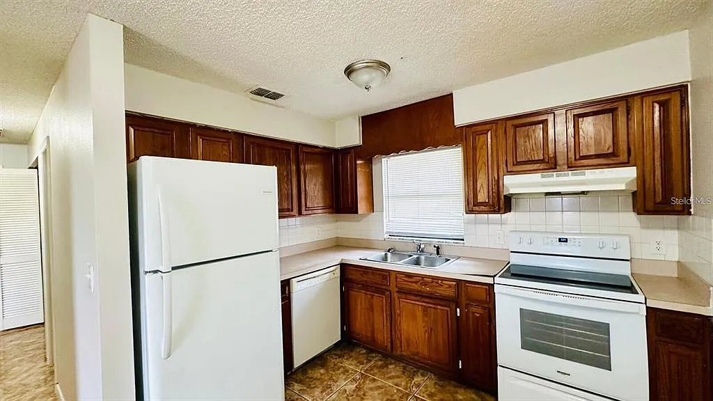 2 bed, 2.0 bath, 984 sqft, $1,300 — Photo 2