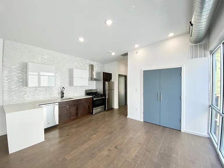 1233 N Franklin St #6 — Photo 1