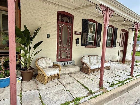 5th image of 301 W Laurel St