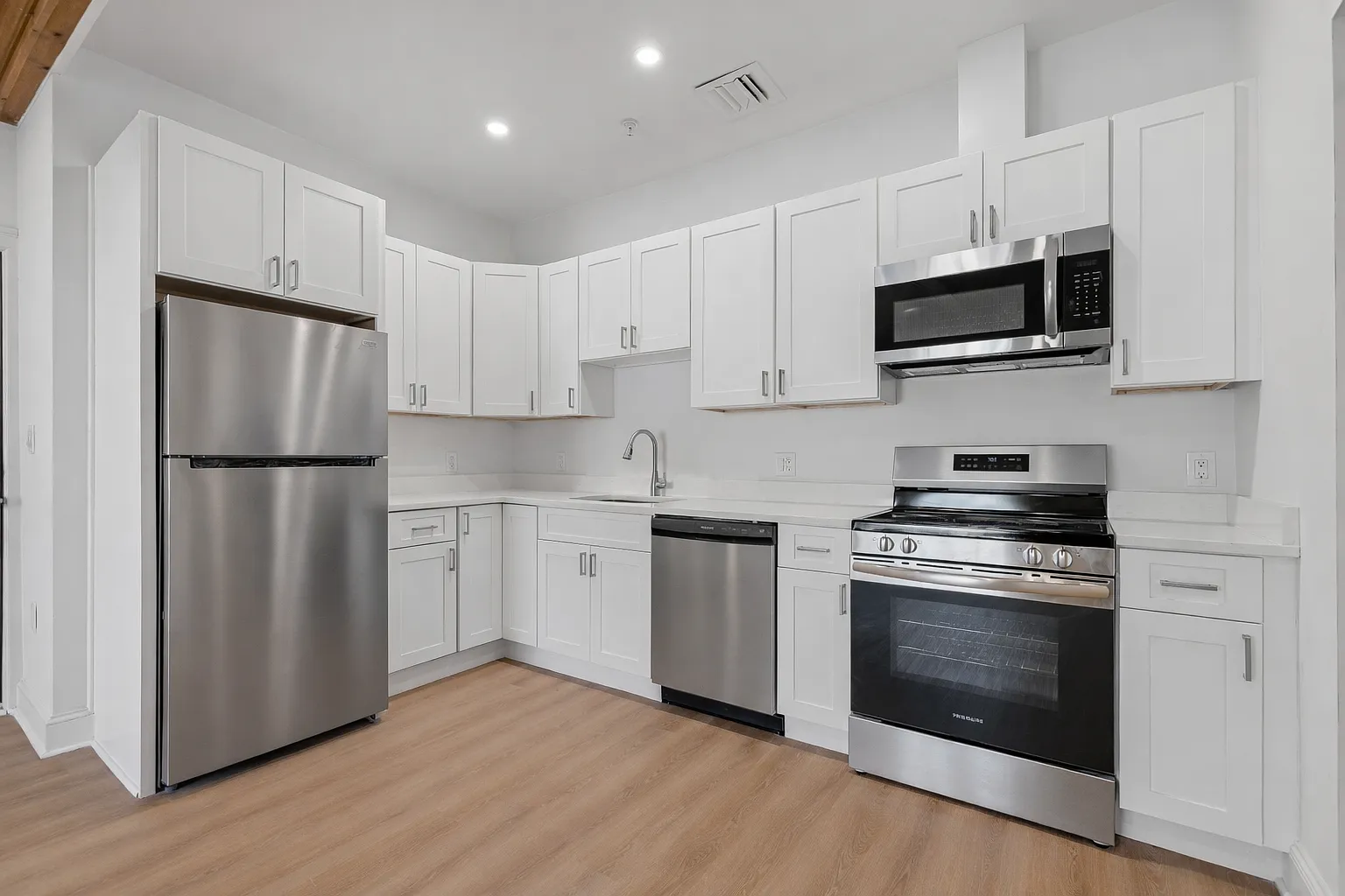 2 bed, 1000 sqft, $2,200 — Photo 2