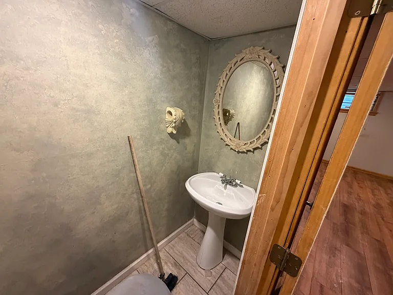 Basement 1/2 bath