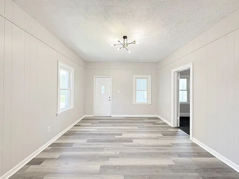 2817 N Erie St — Photo 5