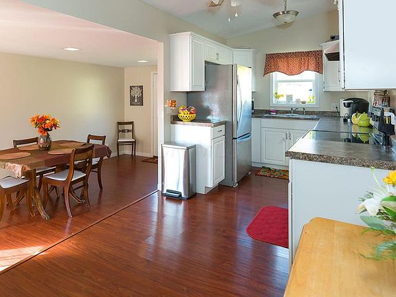 3rd image of 405 Leonard Dr