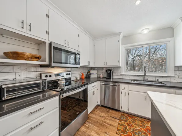 5214 W Hidden Valley Dr, Savage, MN 55378