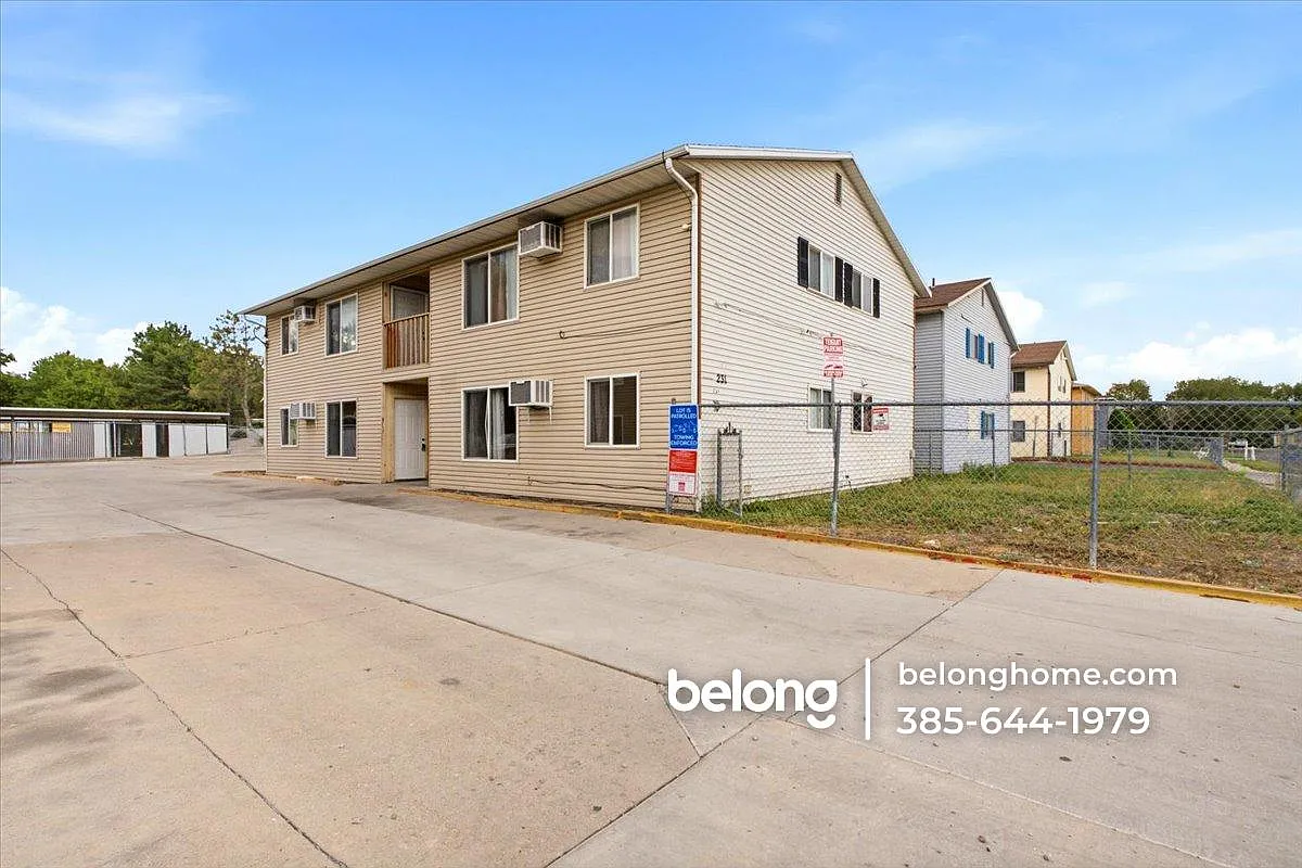 2 bed, 1.0 bath, 900 sqft, $1,050 — Photo 2
