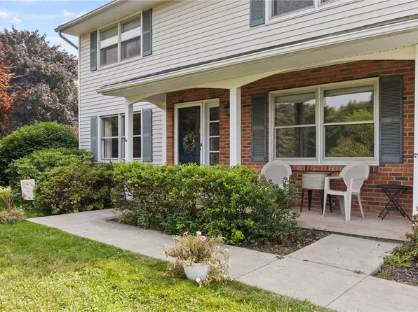 11 Stony Brook Ln, Fairport, NY 14450