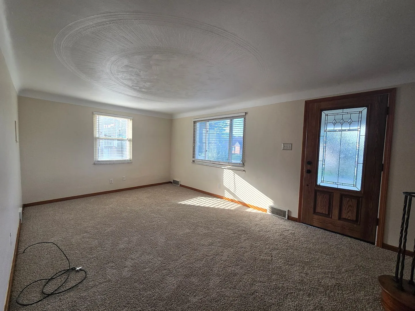 Beautifully Refreshed 3 Bedroom Cape Cod - Conveniently Located in Monroeville — Photo 3