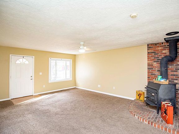 5th image of 935 Essex Pl