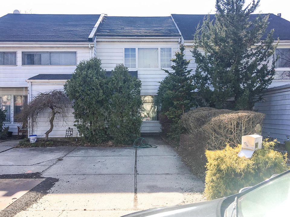 1st image of 167 Carlyle Grn
