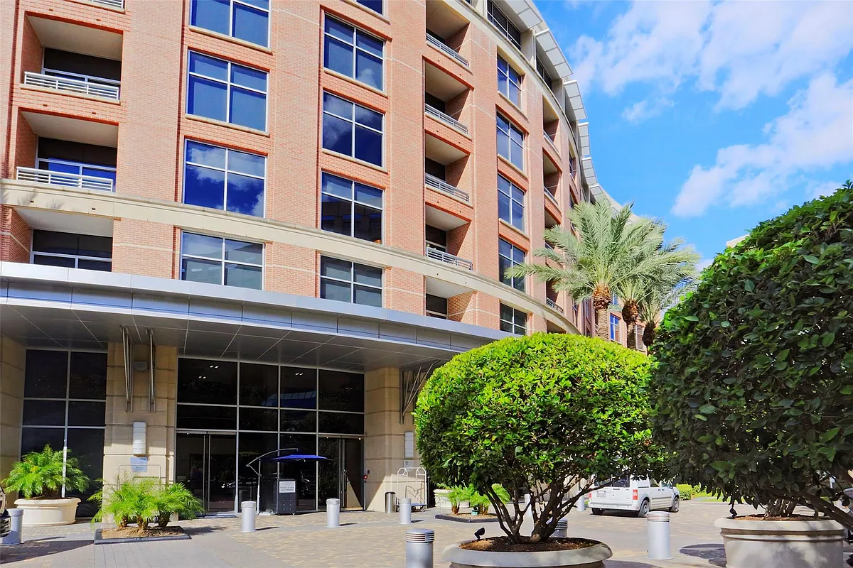 Building Photo - 1901 Post Oak Blvd #2602
