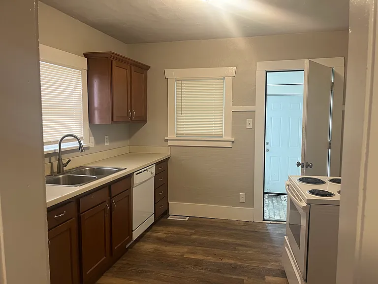 1215 SW Washburn Ave — Photo 12