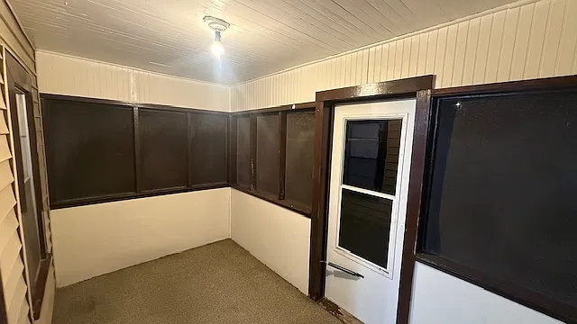 16 Bay Ave — Photo 2