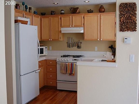 Kitchen with gas appliances and hardwoods