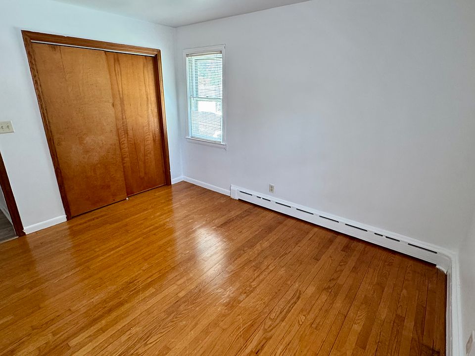 Second bedroom (showing closet)