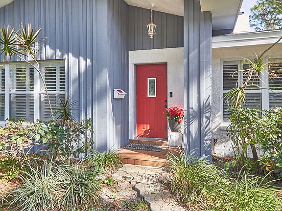 Attractive entryway.