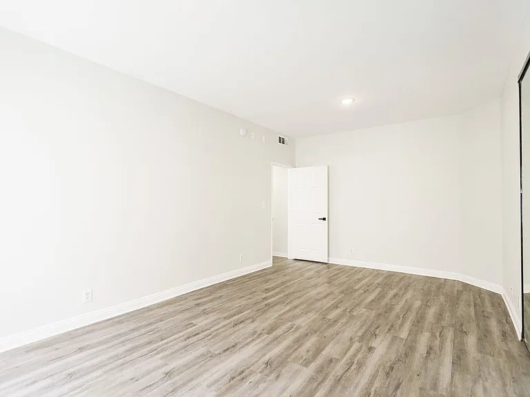 1620 South Bentley Ave — Photo 59