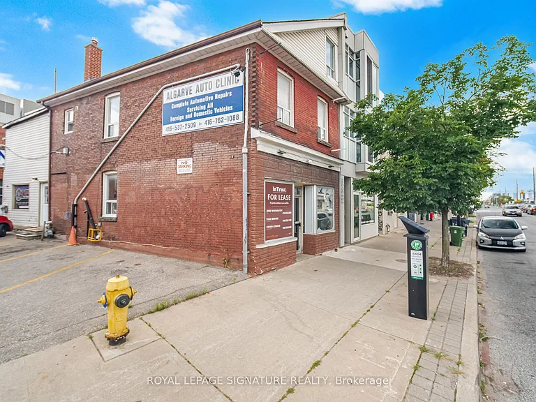 3331 Dundas St W — Photo 3
