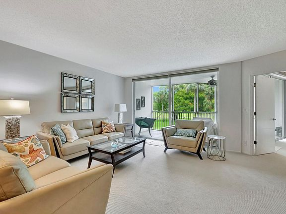 5th image of 3800 Oaks Clubhouse Drive #208