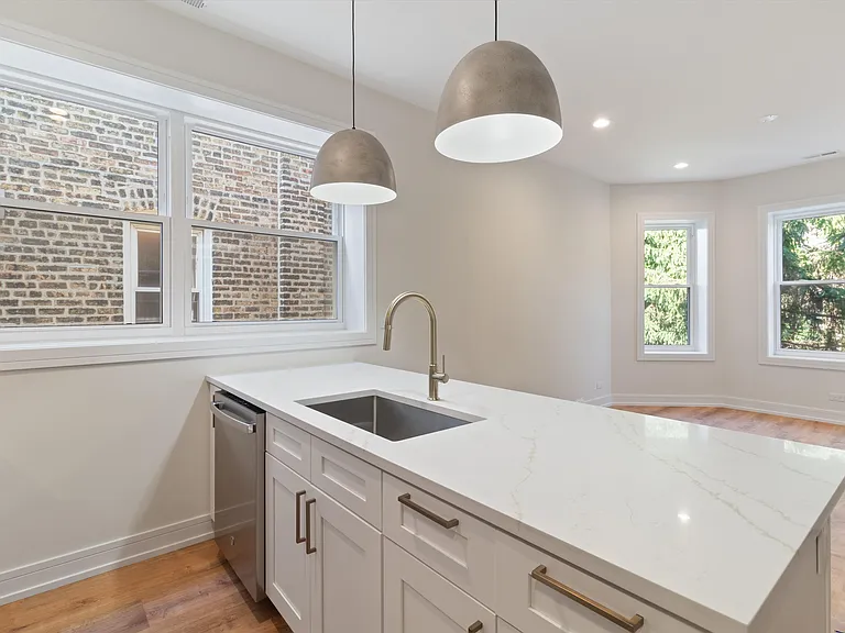 839 N Rockwell St #2R — Photo 2