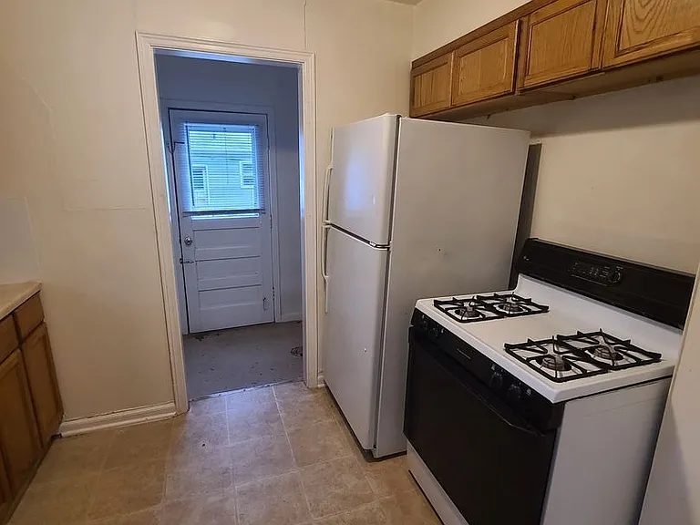1617 Bradley Ave — Photo 6