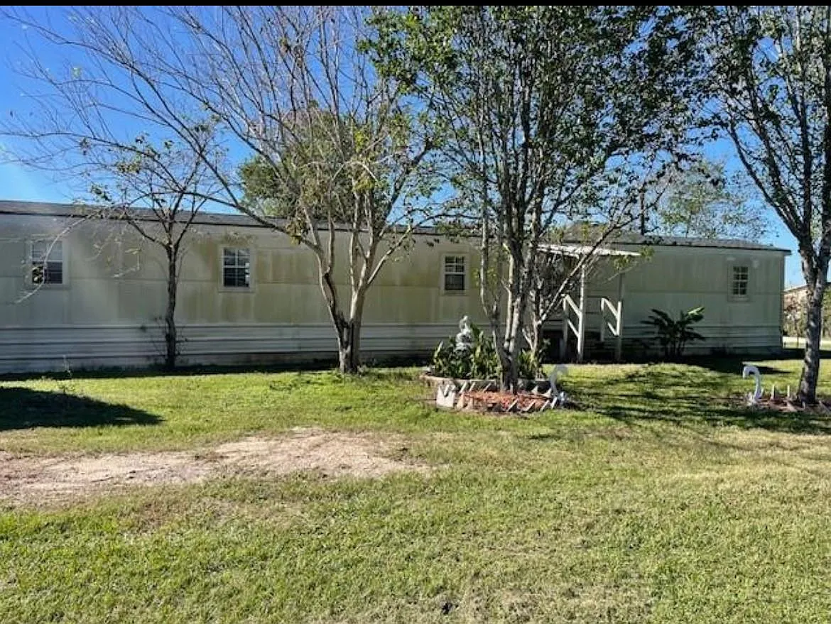 3 bed, 2.0 bath, 1064 sqft, $1,600 — Photo 2