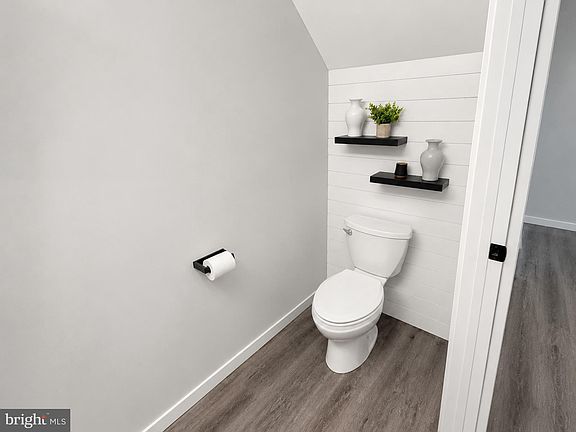 5th image of 501 Forest Ct