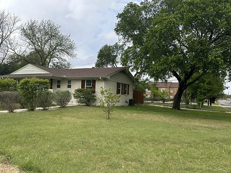 105 E Cherokee Dr — Photo 2